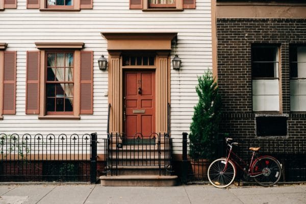 Investir dans une maison de caractère en ville séduit de plus en plus d’investisseurs : stabilité locative, forte demande et valorisation patrimoniale assurée.