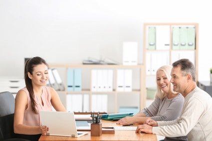 Conseiller immobilier présentant un projet à des clients