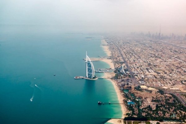 Vue aérienne de Dubaï et du Burj Al Arab, zone attractive pour l’investissement immobilier locatif
