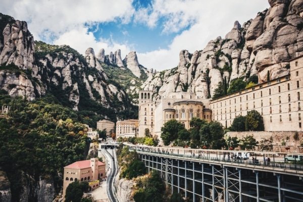 Le site majestueux de Montserrat, près de Barcelone, allie patrimoine culturel et attrait touristique, offrant un potentiel unique pour l’investissement locatif saisonnier en Catalogne