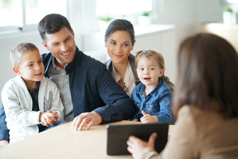 Une famille heureuse qui vient de réaliser son investissement locatif