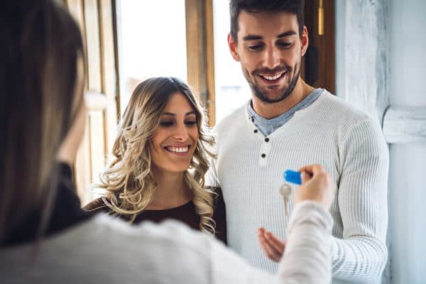 Un couple avec leur nouvelle maison