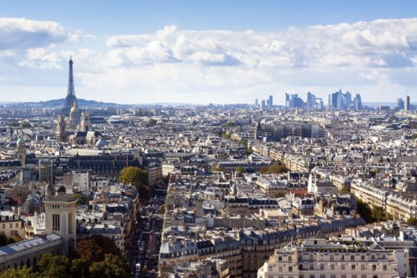 Panorama de Paris : de la Tour Eiffel aux gratte-ciel de La Défense.