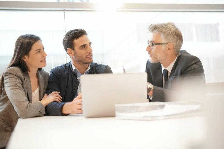 Une rencontre entre un couple et un conseiller financier pour lancer leur projet d'investissement locatif