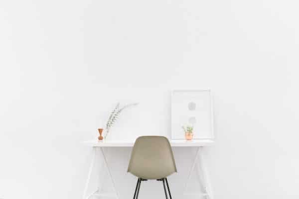 Une chambre avec un coin bureau, de style minimaliste