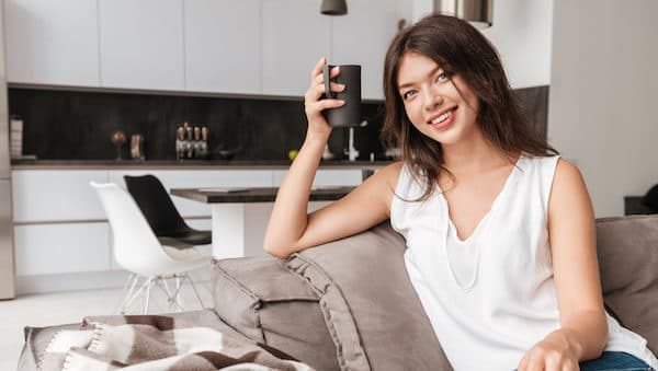 Une femme satisfaite de son investissement locatif