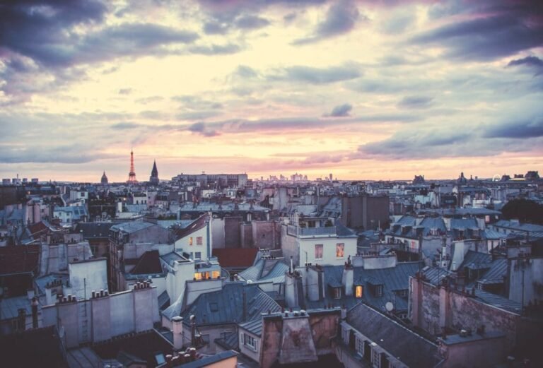Toits de Paris au coucher de soleil : charme unique et fort potentiel d’investissement locatif