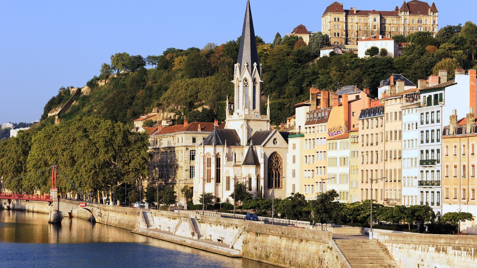 L’église Saint-Georges avec son clocher élancé de style néo-gothique à Lyon
