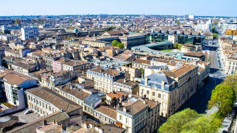 Vue aérienne de Bordeaux : un marché immobilier attractif pour l’investissement locati