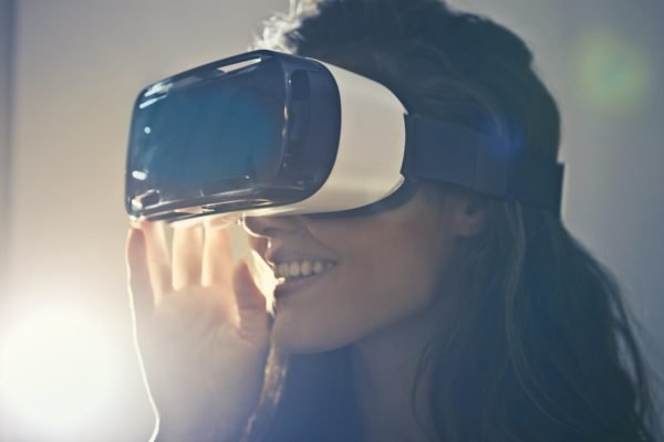 La réalité virtuelle révolutionne l’investissement locatif en permettant aux futurs propriétaires et locataires de visiter un bien à distance, optimisant ainsi le taux d’occupation et la rentabilité.