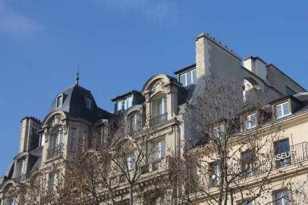 Un immeuble haussmannien, typique de Paris.