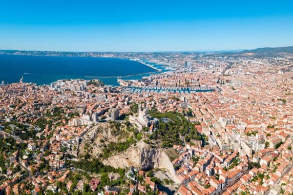 Vue aérienne de Marseille. On voit la colline de Notre-Dame de la Garde et le Vieux-Port de Marseille