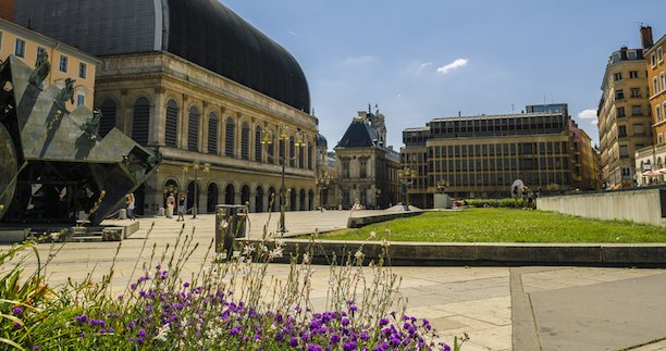 La Place de la Comédie à Lyon, avec en vedette le Grand Hôtel-Dieu et surtout l’Opéra de Lyon