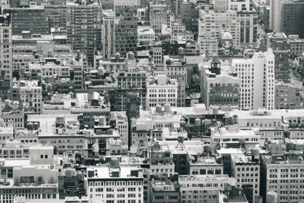 Vue urbaine dense : opportunités d’investissement locatif en plein cœur de la ville