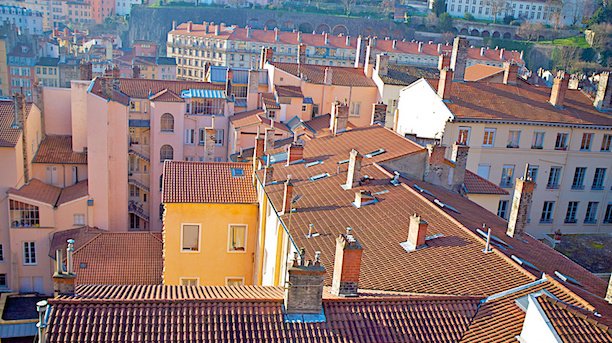 Une vue sur le toit dans le quartier Vieux Lyon.