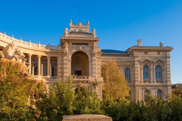 Le Palais Longchamp, situé à Marseille. La façade monumentale du palais, de style néo-classique, construite au XIXᵉ siècle.