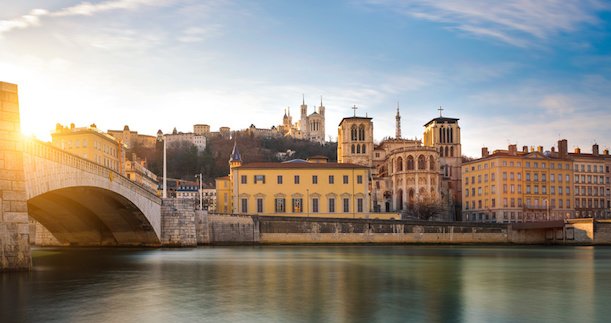 Lyon, avec une vue sur la Saône. En arrière-plan, sur la colline de Fourvière, la majestueuse Basilique Notre-Dame de Fourvière, symbole de la ville, qui domine tout Lyon.