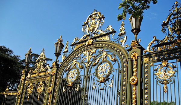 Gate of the Parc de La Tete d'Or in Lyon, France. Gate of the children of Rhone (porte des enfants du rhone). Parc de la Tête d'Or à Lyon, porte des enfants du Rhône. Il s'agit d'une grille en fer forgé dans le style du XVIIIe siècle siècle, réalisée en 1900-1901, recouverte en partie de feuilles d'or.