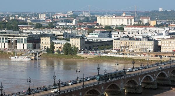 Une vue de Bordeaux et de la Garonne, avec au premier plan le Pont de Pierre, le plus ancien pont de la ville.