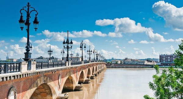 Le Pont de Pierre à Bordeaux, construit au XIXᵉ siècle sous Napoléon Ier, il fut le premier pont de Bordeaux à enjamber la Garonne