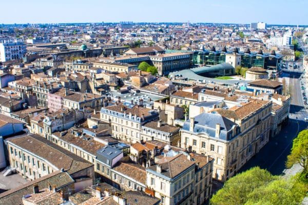Une vue aérienne du centre historique de Bordeaux. Les toits typiques en tuiles ocres des immeubles bordelais