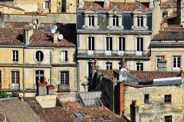 Un détail architectural des toits et immeubles anciens du centre-ville de Bordeaux