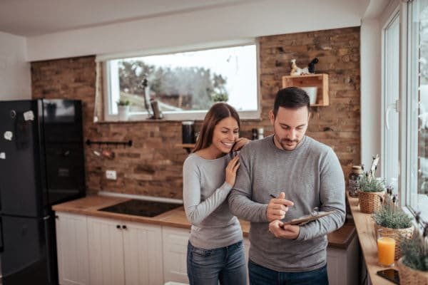 Un couple en train de calculer le rendement de leur investissement locatif