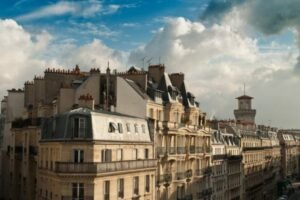 Immeubles haussmanniens typiques du paysage parisien, avec leurs toits en zinc et balcons en fer forgé.