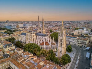 Vue aérienne de la ville de Bordeaux, montrant à quel point ses immeubles peuvent être de bons projets pour un achat investissement locatif à Bordeaux.