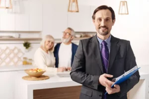 Deux seniors qui consultent un expert en droit de succession internationale et discutent à propos des avantages fiscaux des non-résidents droit de succession