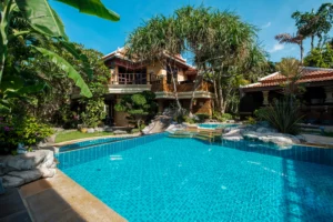 Moment convivial dans le jardin d’une villa à Bali, parfait pour les familles qui privilégient espace et disponibilité d’activités en plein air.