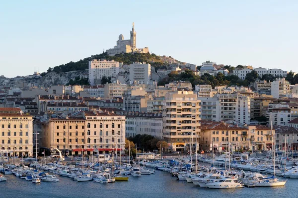 Le-vieux-port-de-marseille Le Vieux-Port est un choix évident si vous ne savez pas où investir à Marseille.
